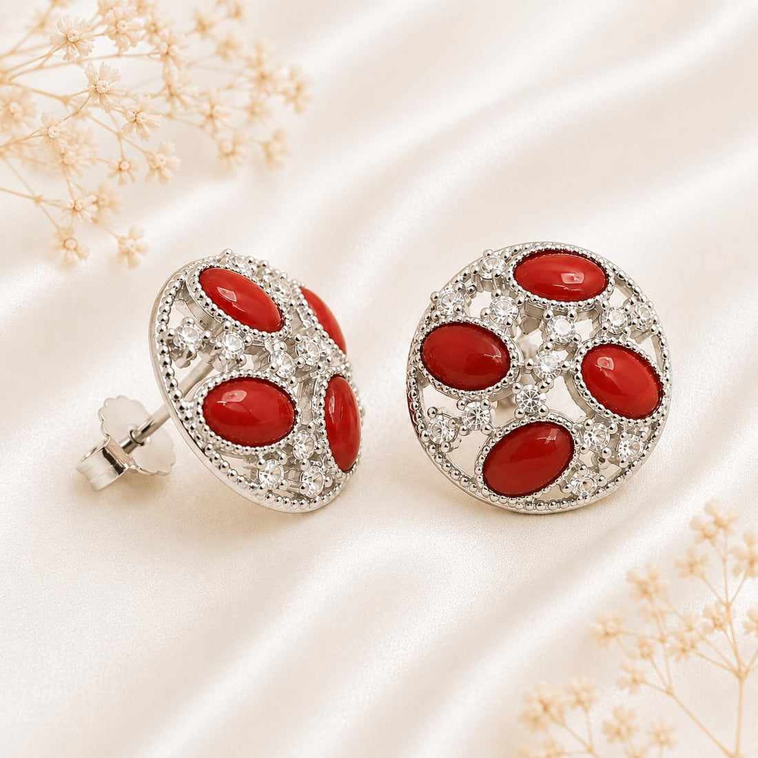 Orecchini da donna in Argento 925 rodiato con cabochon di Corallo Rosso Naturale del Mediterraneo e zirconi bianchi.