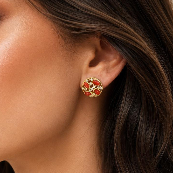 Orecchini da donna in Argento 925 placcato oro con cabochon di Corallo Rosso Naturale del Mediterraneo e zirconi bianchi indossati.