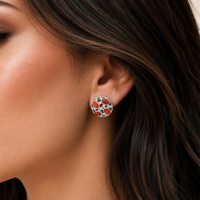 Orecchini da donna in Argento 925 rodiato con cabochon di Corallo Rosso Naturale del Mediterraneo e zirconi bianchi indossati.
