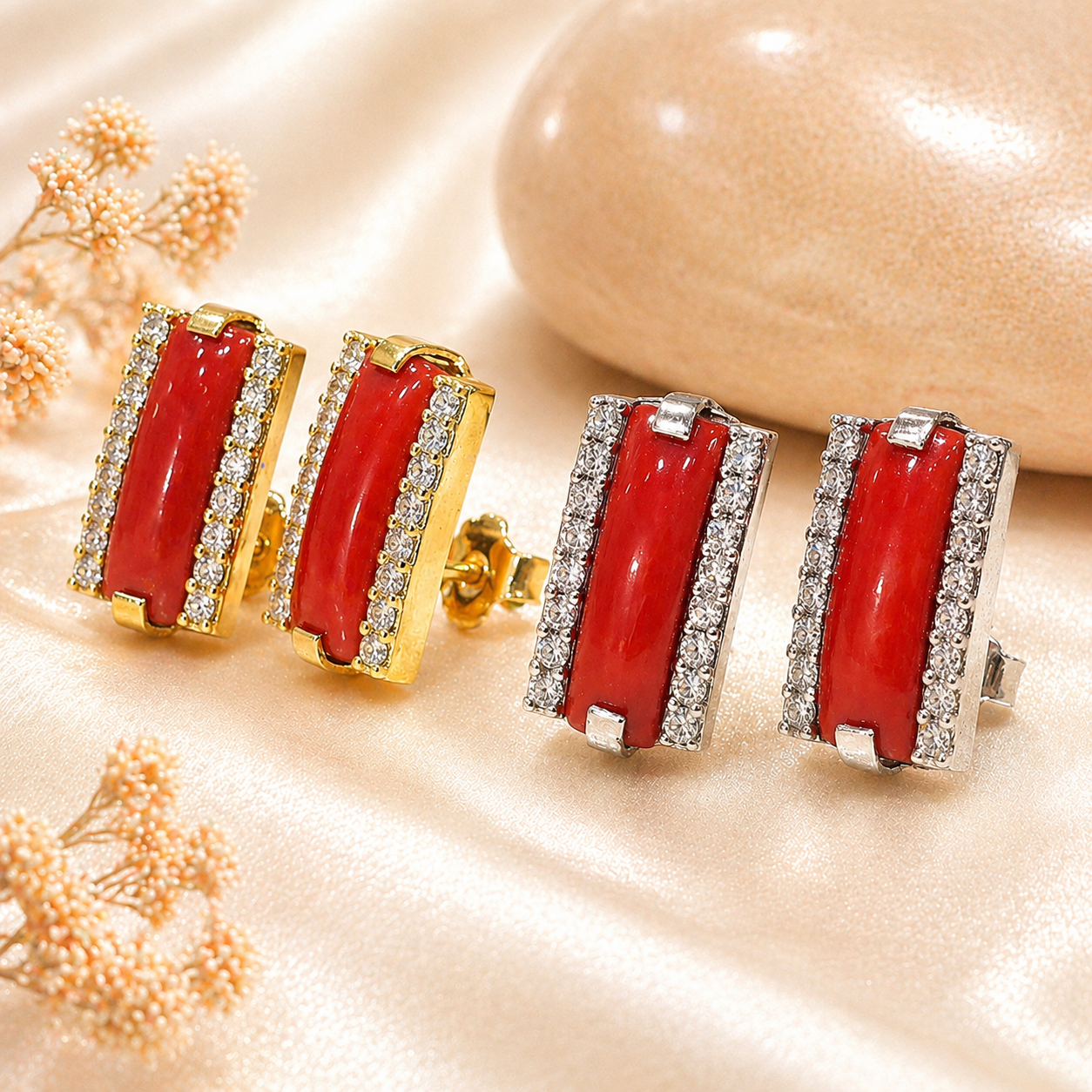 Orecchini in corallo rosso naturale del Mediterraneo e zirconi in Argento 925, finitura placcata oro e rodiata