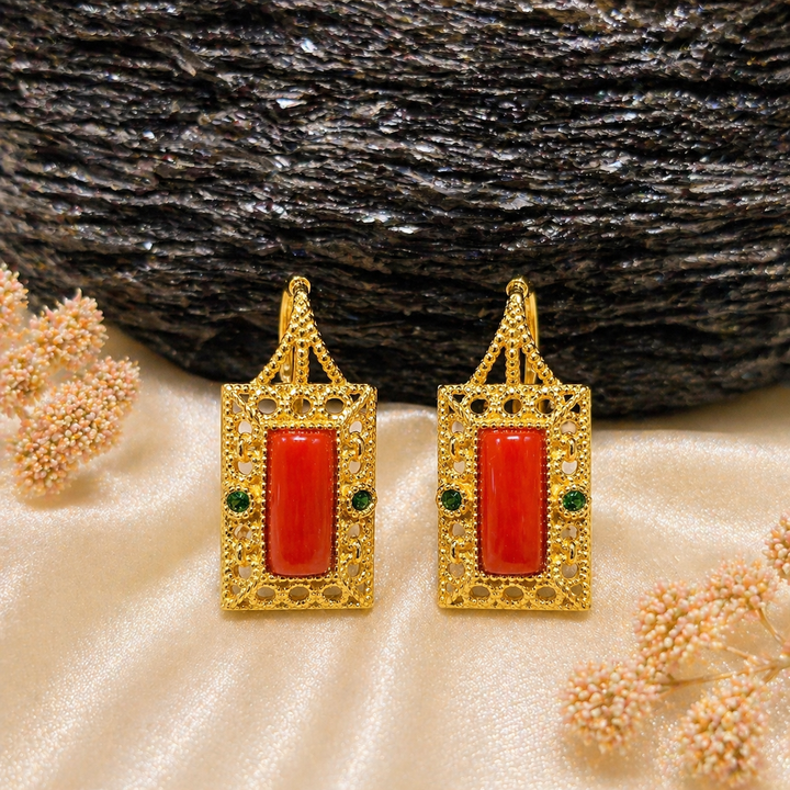 Orecchini rettangolari in Argento 925 placcato oro con Corallo Rosso Naturale del Mediterraneo, lavorazione traforata e zirconi verdi.