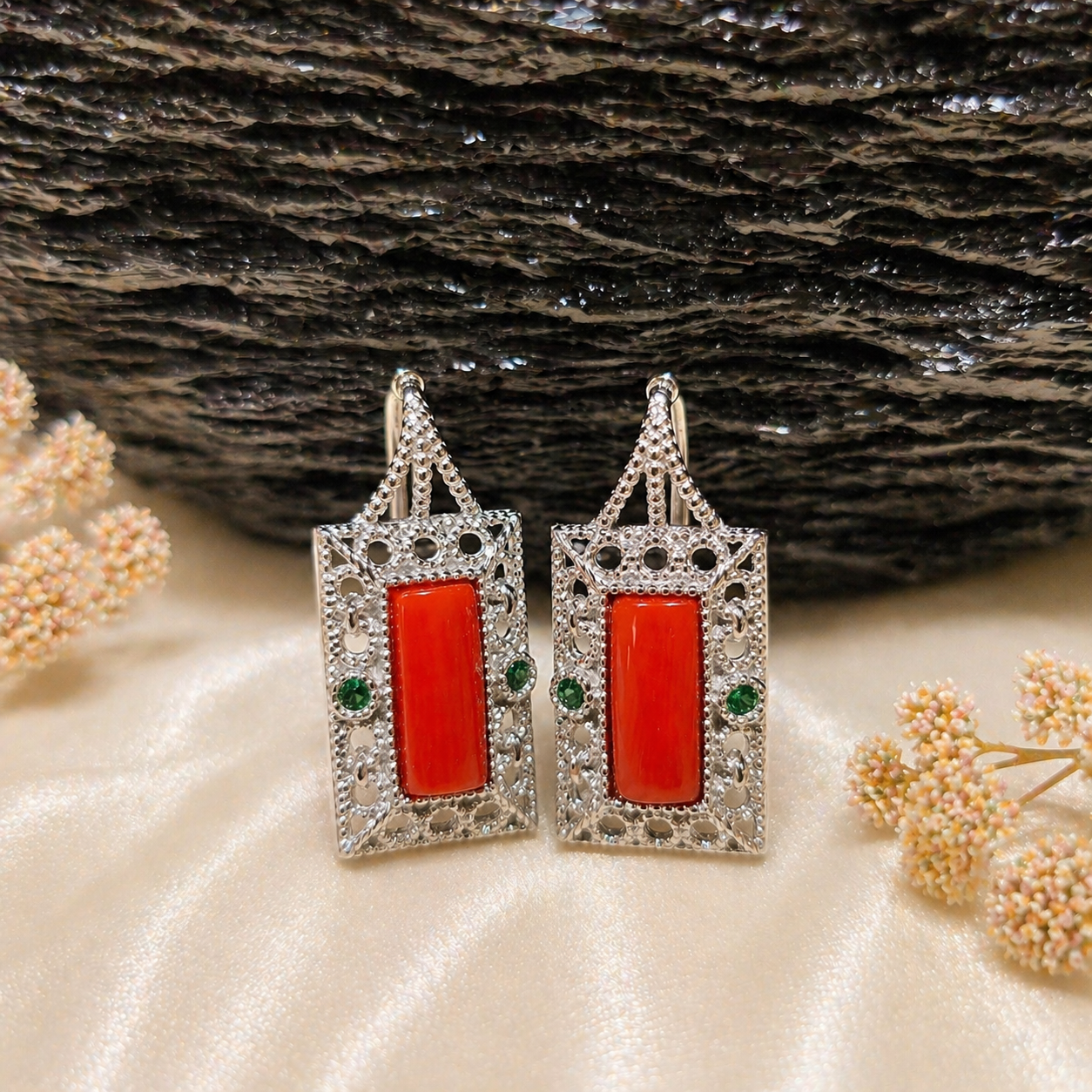 Orecchini rettangolari in Argento 925 rodiato con Corallo Rosso Naturale del Mediterraneo, lavorazione traforata e zirconi verdi.