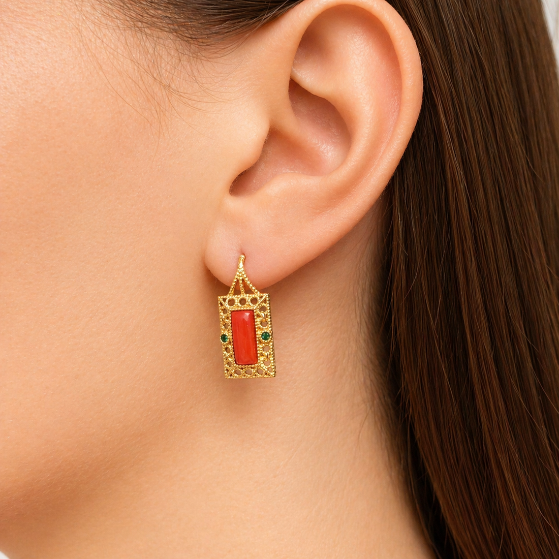 Orecchini rettangolari da donna indossati in Argento 925 placcato oro con Corallo Rosso Naturale del Mediterraneo e zirconi verdi.