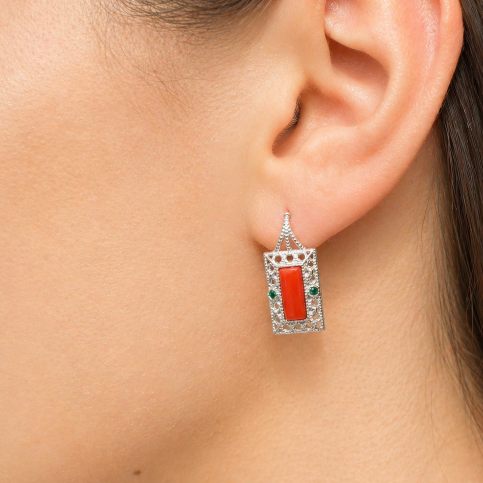 Orecchini rettangolari da donna indossati in Argento 925 rodiato con Corallo Rosso Naturale del Mediterraneo e zirconi verdi.