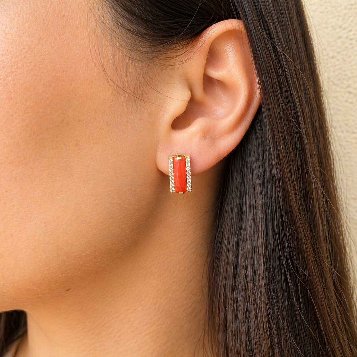 Orecchini in corallo rosso naturale e zirconi in Argento 925 placcato oro indossati da donna