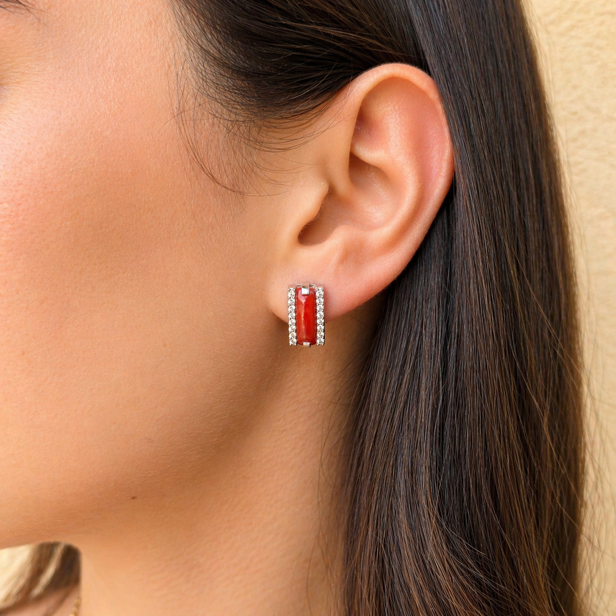 Orecchini in corallo rosso naturale e zirconi in Argento 925 rodiato indossati da donna