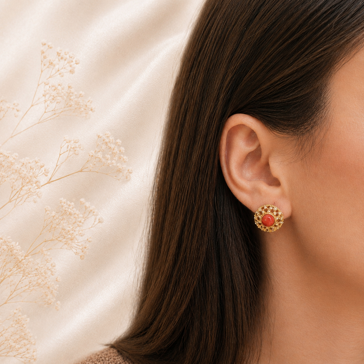 Orecchini Elite dorati in Argento 925 con Corallo Rosso Naturale indossati da donna