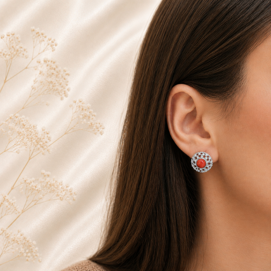 Orecchini Elite rodiati in Argento 925 con Corallo Rosso Naturale indossati da donna