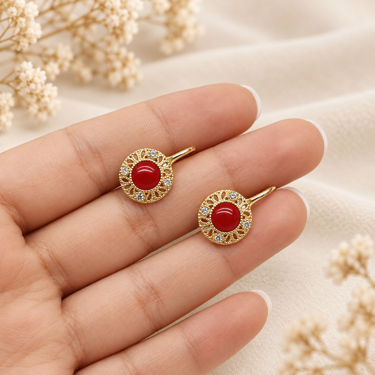 Orecchino Etrusco indossato in Argento 925 placcato oro giallo, con cabochon centrale di Corallo Rosso Naturale del Mediterraneo e zirconi laterali.