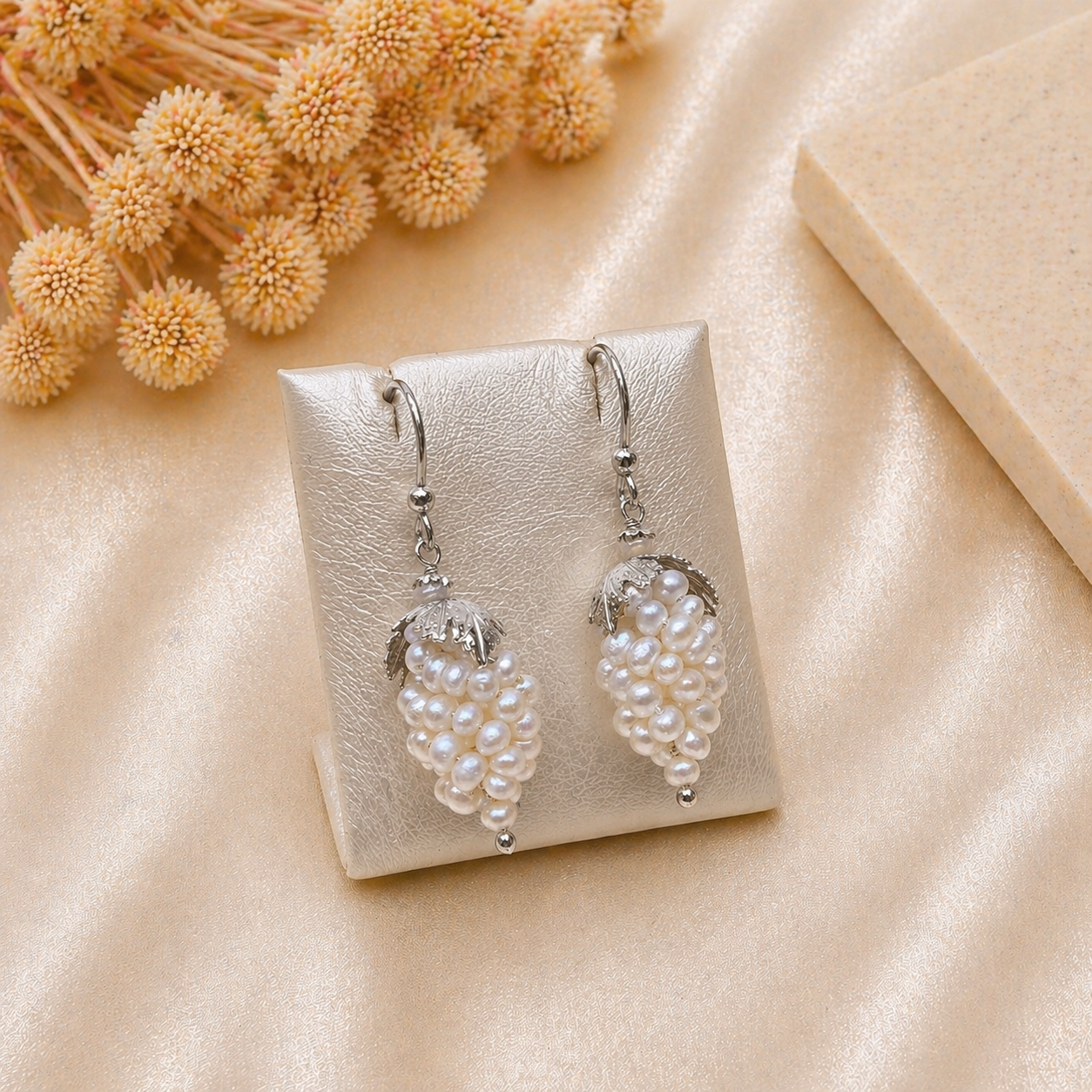 Orecchini a grappolo in Argento 925 rodiato con piccole perle naturali d’acqua dolce e chiusura a monachella aperta.