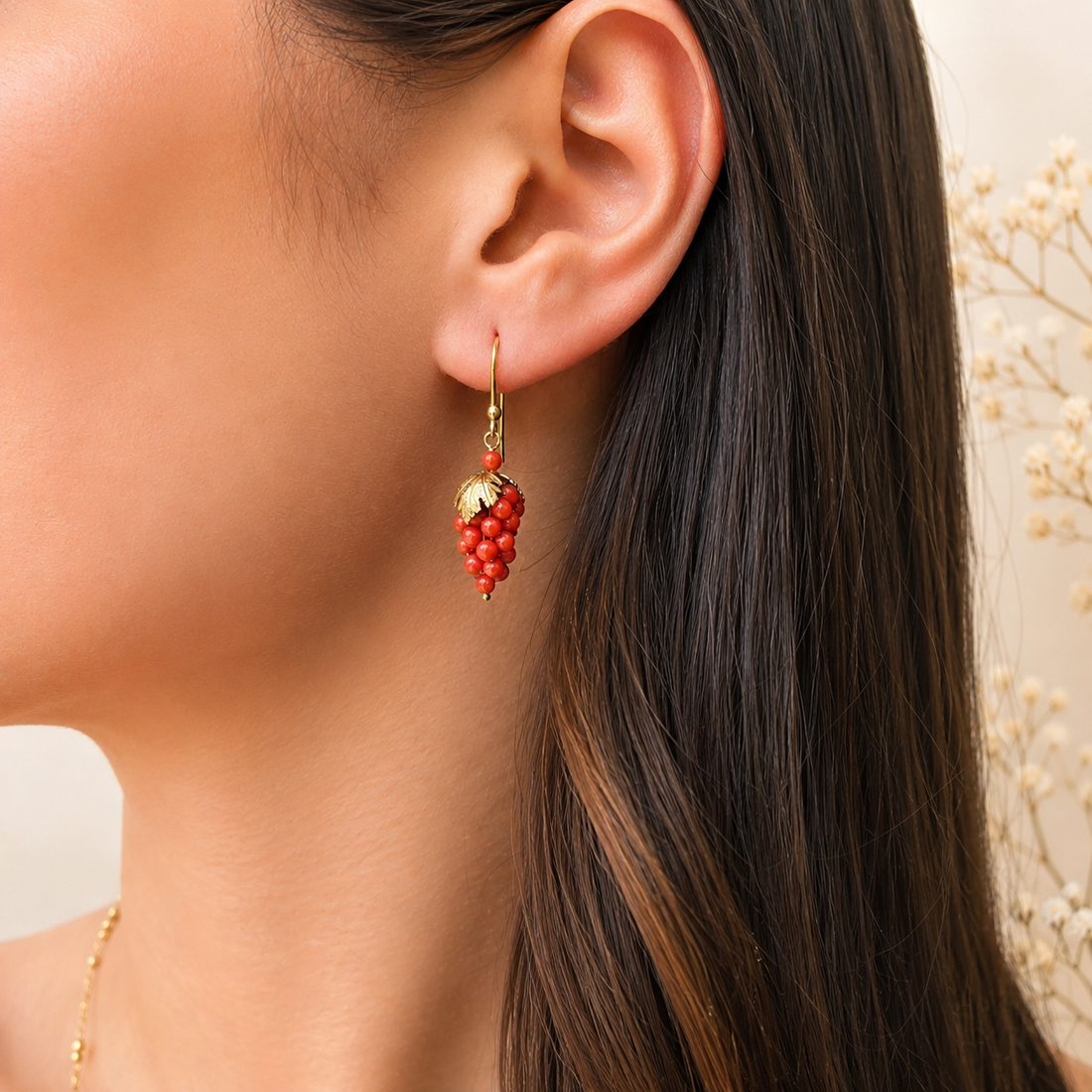 Orecchini grappolo d'uva da donna indossati in Argento 925 placcato oro con piccole sfere di Corallo Rosso Naturale del Mediterraneo.