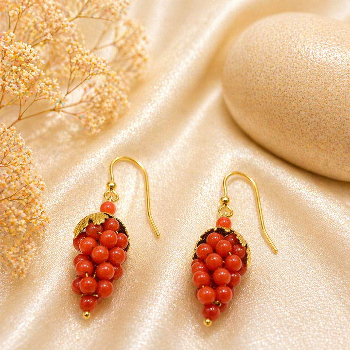 Orecchini grappolo d'uva in Argento 925 placcato oro con piccole sfere di Corallo Rosso Naturale del Mediterraneo e chiusure a pompeiana aperta.