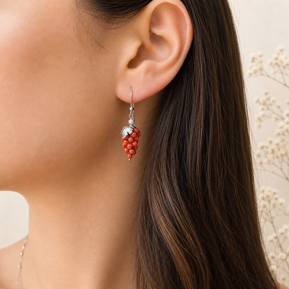Orecchini grappolo d'uva da donna indossati in Argento 925 rodiato con piccole sfere di Corallo Rosso Naturale del Mediterraneo