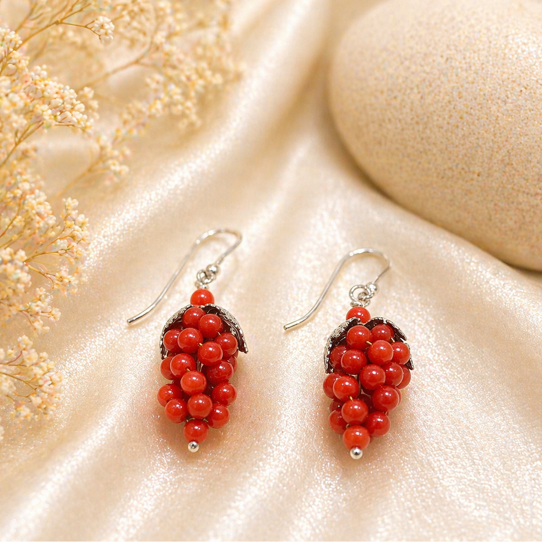 Orecchini grappolo d'uva in Argento 925 rodiato con piccole sfere di Corallo Rosso Naturale del Mediterraneo e chiusure a pompeiana aperta.