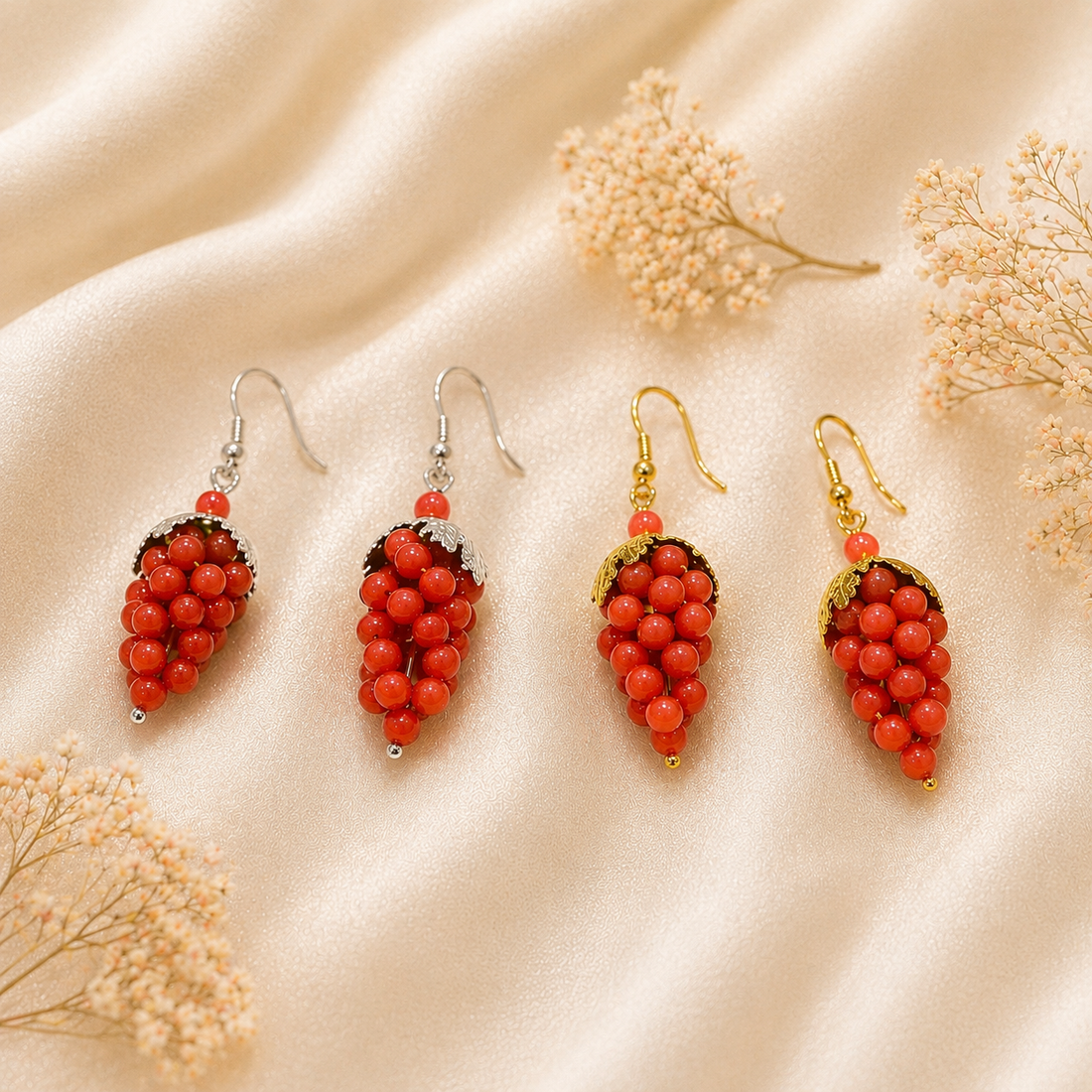 Orecchini grappolo d'uva da donna in Argento 925 disponibili in finitura placcata oro e rodiata con piccole sfere di Corallo Rosso Naturale del Mediterraneo.