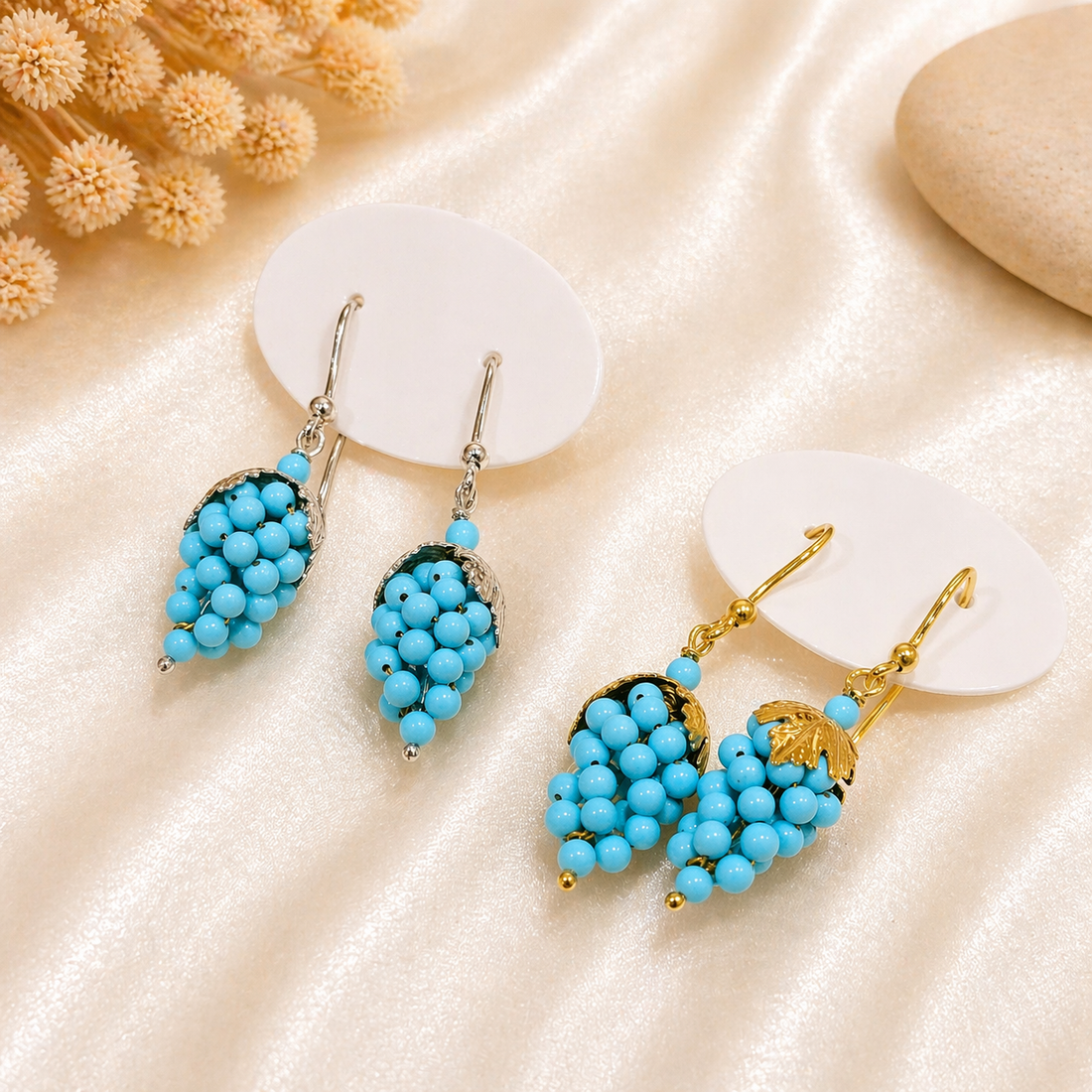 Orecchini artigianali a grappolo d’uva con piccole sfere turchesi in Argento 925, disponibili nelle finiture dorata e rodiata.