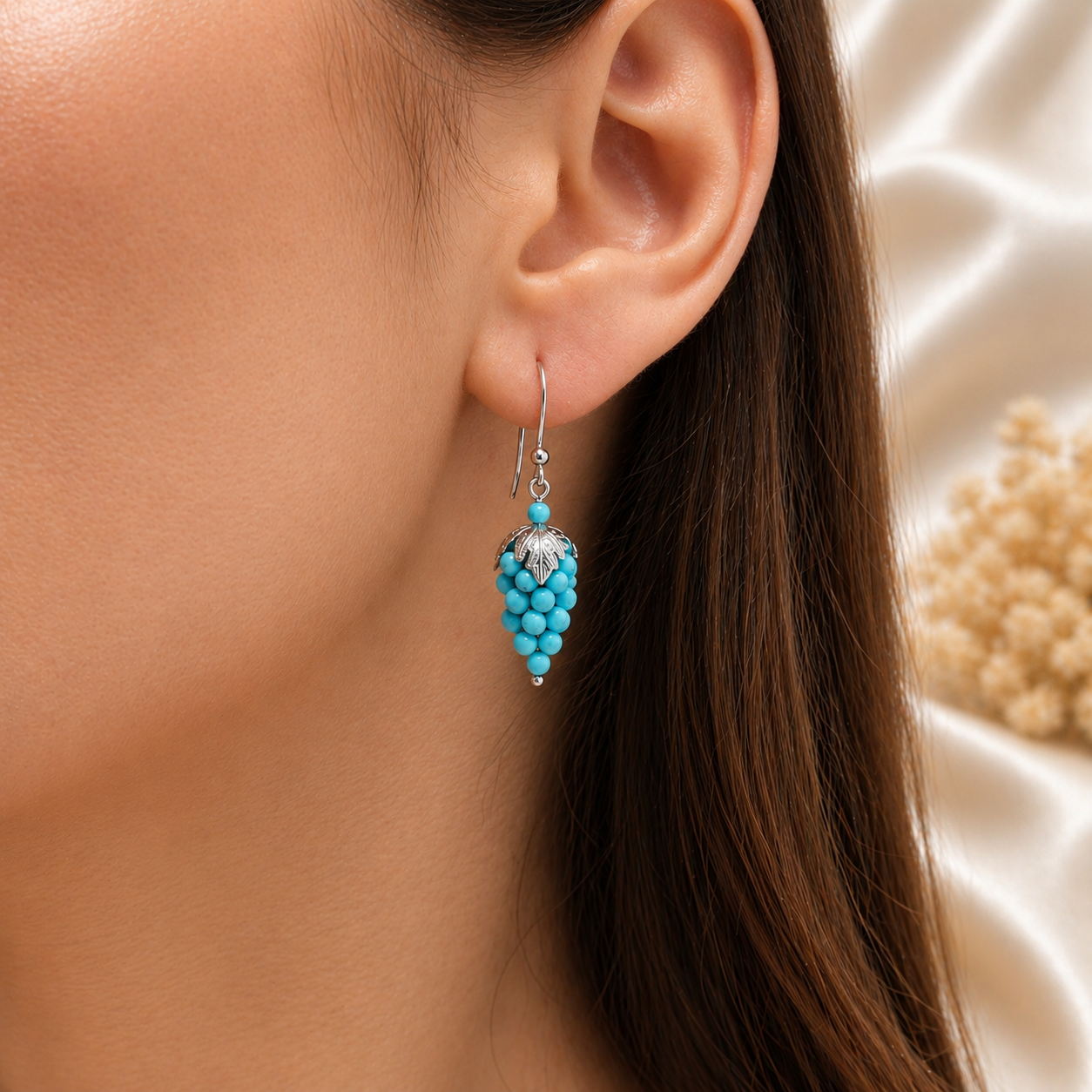 Orecchini artigianali a grappolo d’uva con piccole sfere turchesi e monachelle aperte in Argento 925 rodiato.