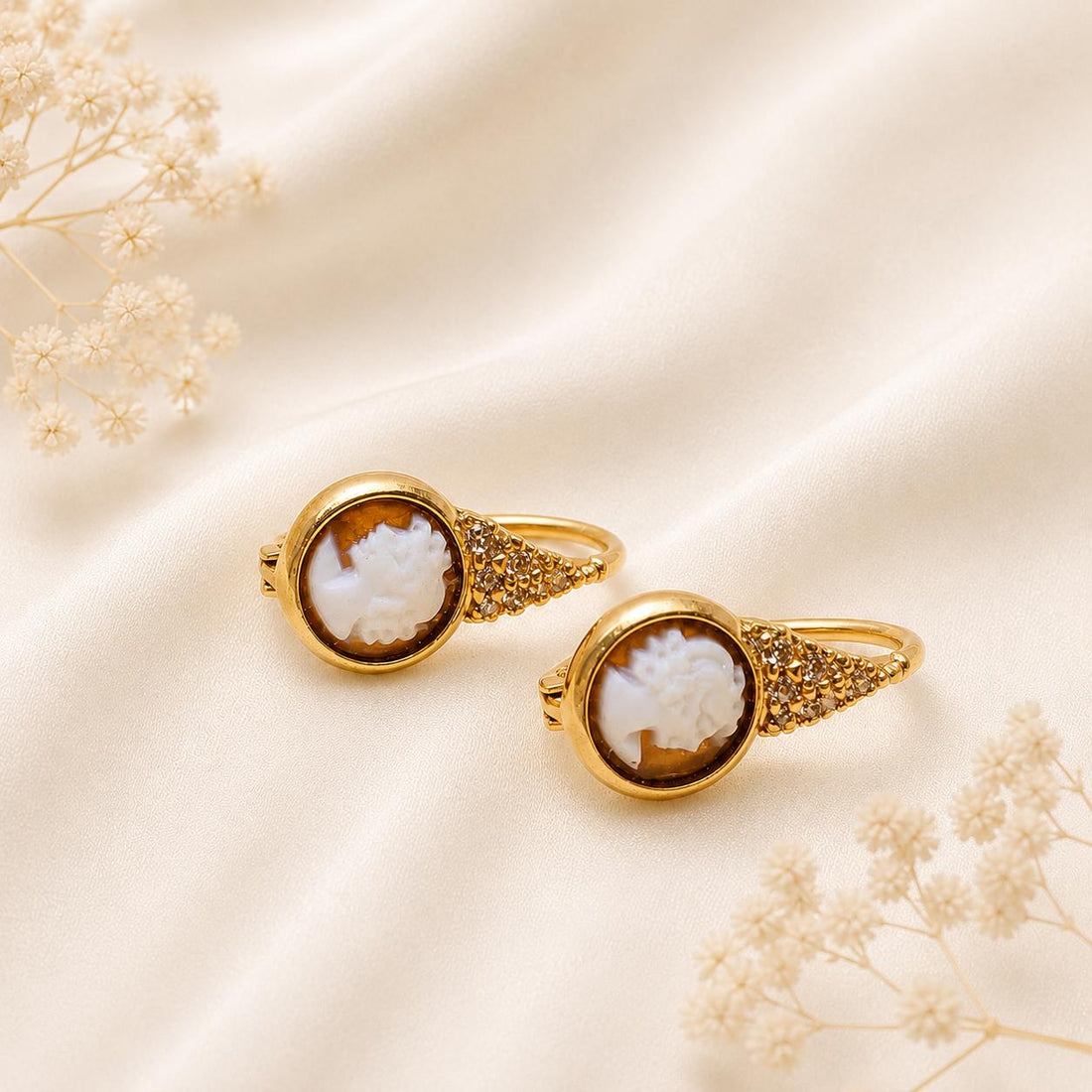 Orecchini Minori in Argento 925 placcato oro con cammei rotondi Dama da 8 mm e monachelle a scatto