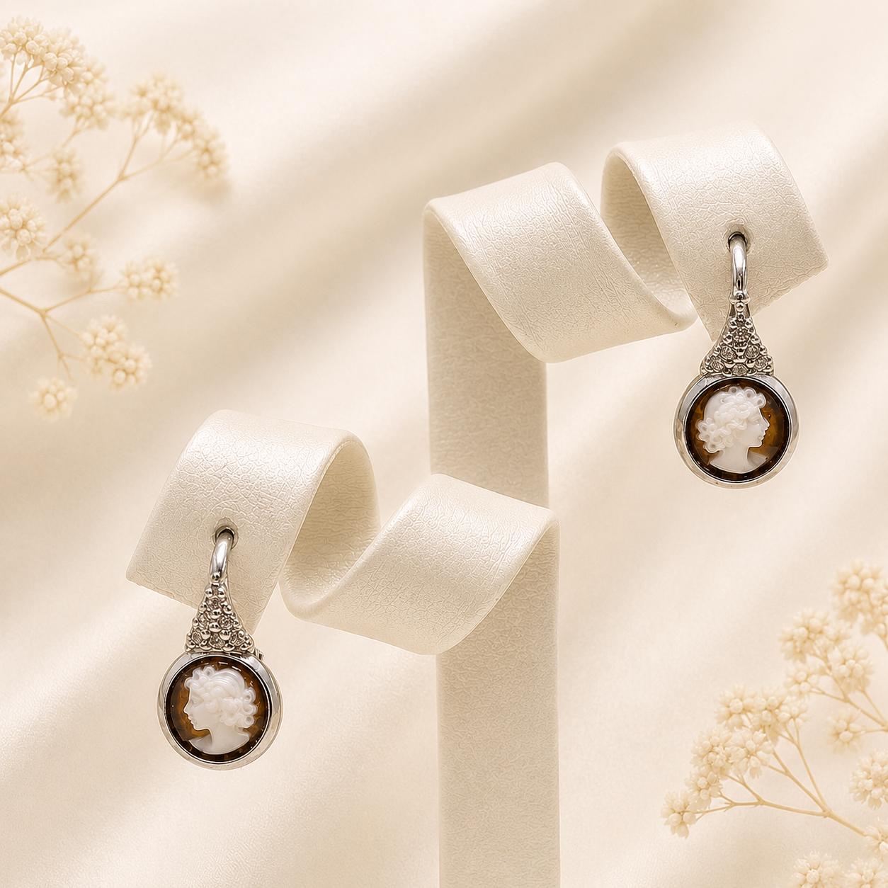 Orecchini Minori in Argento 925 rodiato con cammei rotondi Dama da 8 mm e chiusura a monachella su espositore