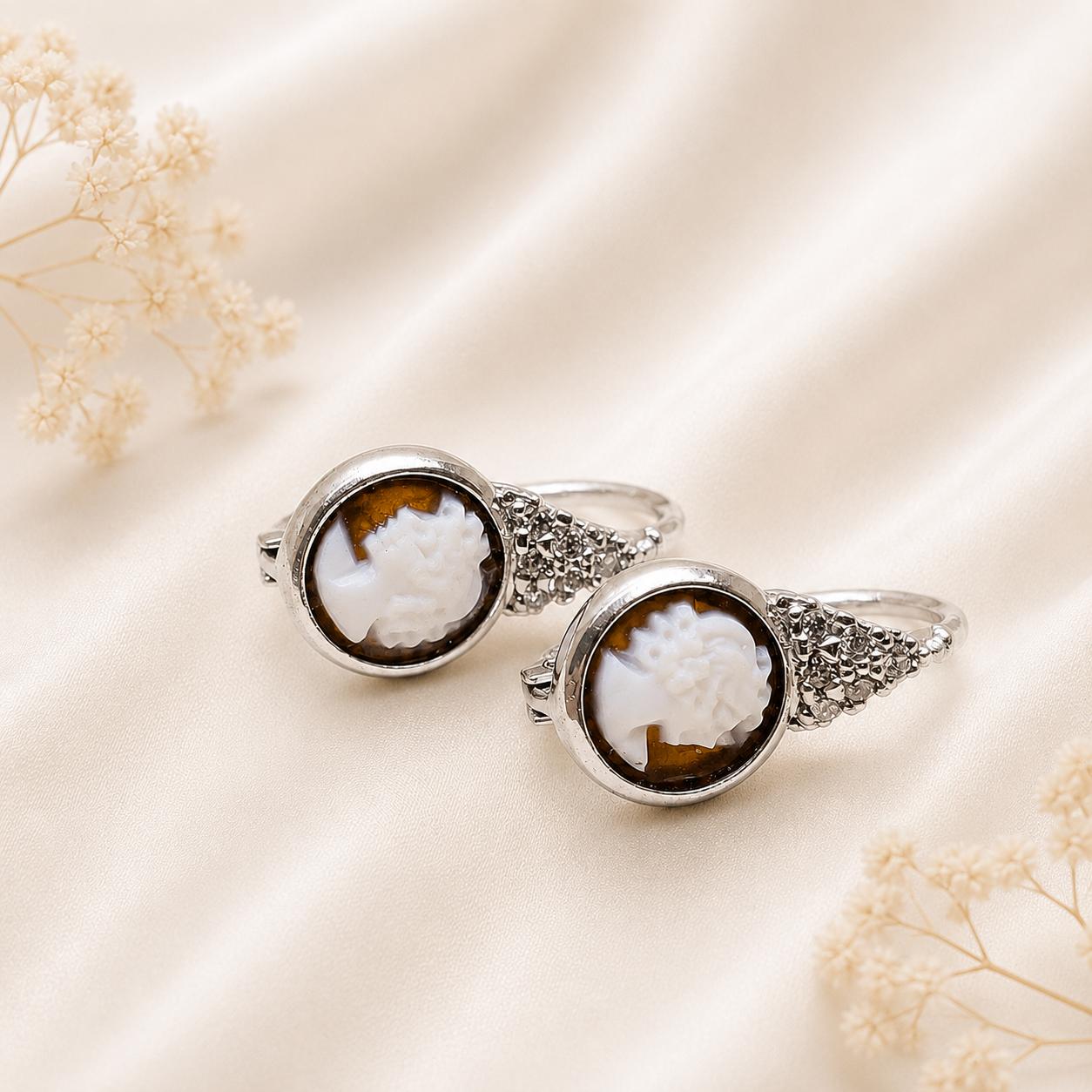 Orecchini Minori in Argento 925 rodiato con cammei rotondi Dama da 8 mm e monachelle a scatto