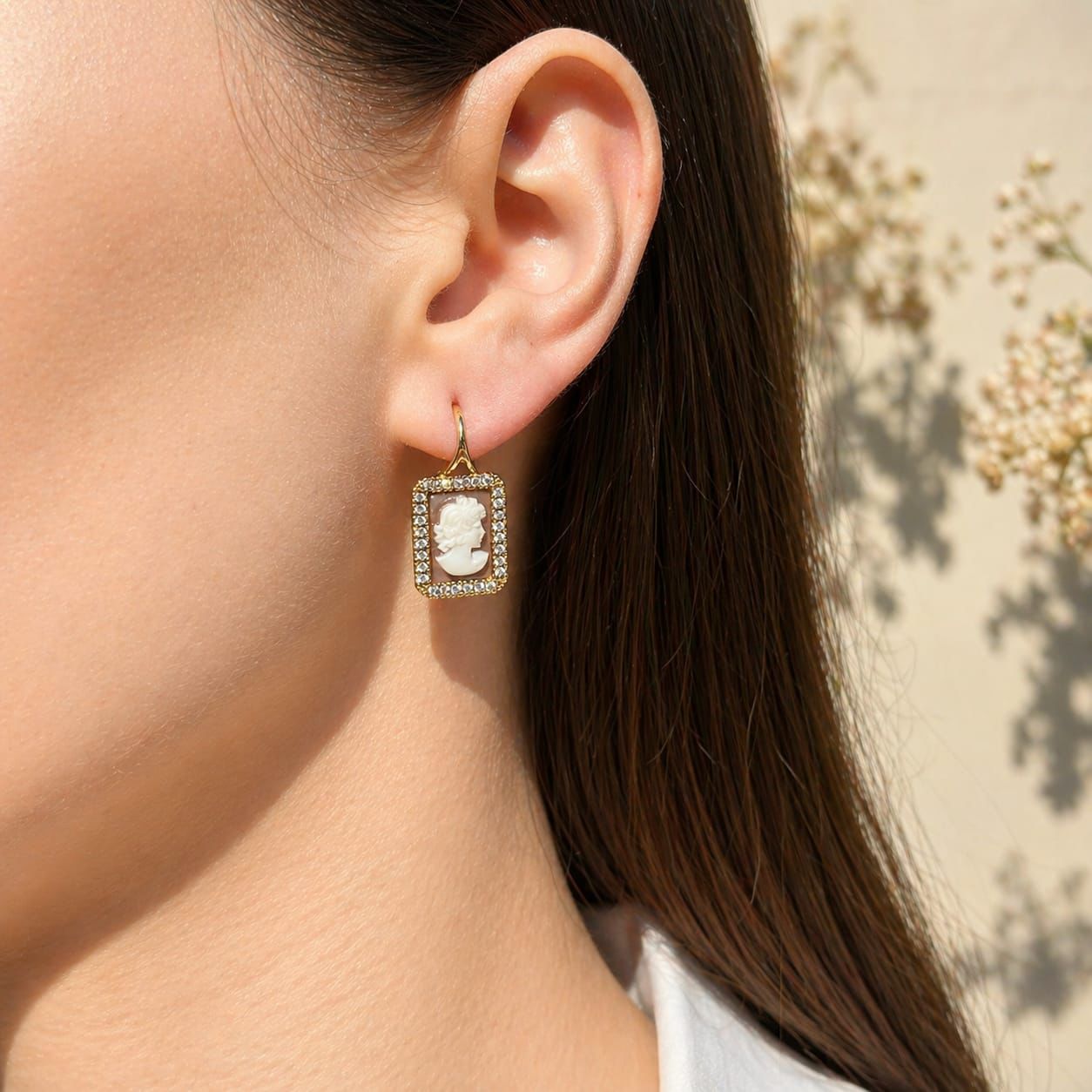 Orecchini Monachelle Sorrento in Argento 925 placcato oro con cammei rettangolari Dama e zirconi bianchi indossati da donna