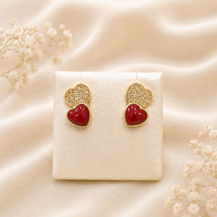Orecchini My Love in Argento 925 placcato oro con cuore di Corallo Rosso Naturale del Mediterraneo e pavé di zirconi bianchi fotografati su espositore.