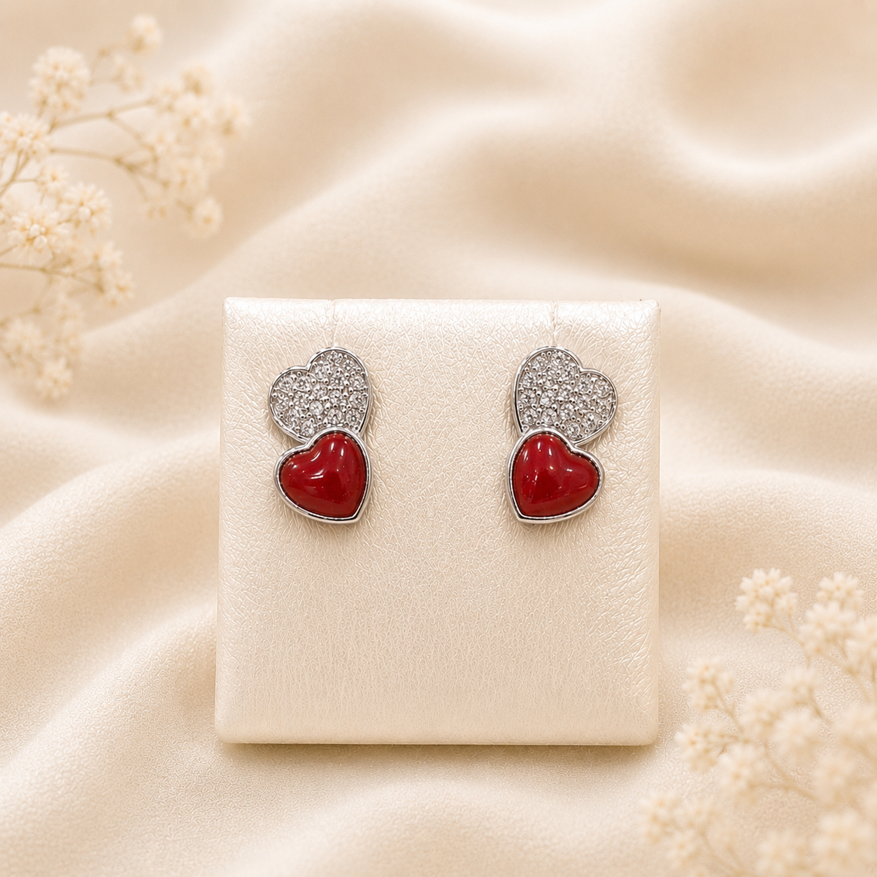 Orecchini My Love in Argento 925 rodiato con cuore di Corallo Rosso Naturale del Mediterraneo e pavé di zirconi bianchi fotografati su espositore.