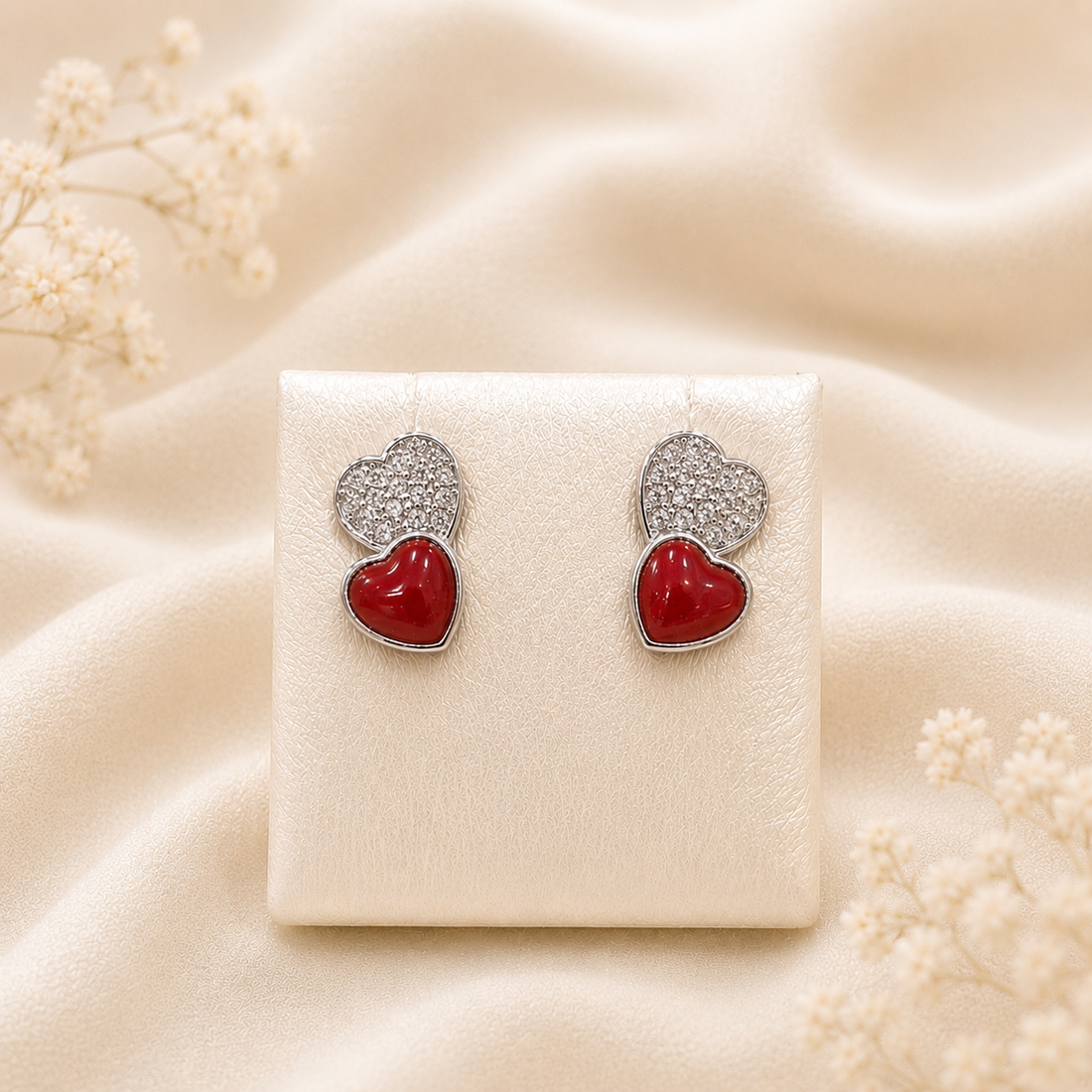 Orecchini My Love in Argento 925 rodiato con cuore di Corallo Rosso Naturale del Mediterraneo e pavé di zirconi bianchi fotografati su espositore.