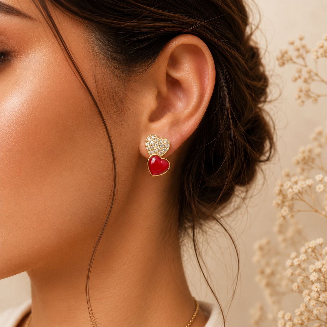 Orecchini My Love in Argento 925 placcato oro con cuore di Corallo Rosso Naturale del Mediterraneo e cuore con pavé di zirconi bianchi indossati.