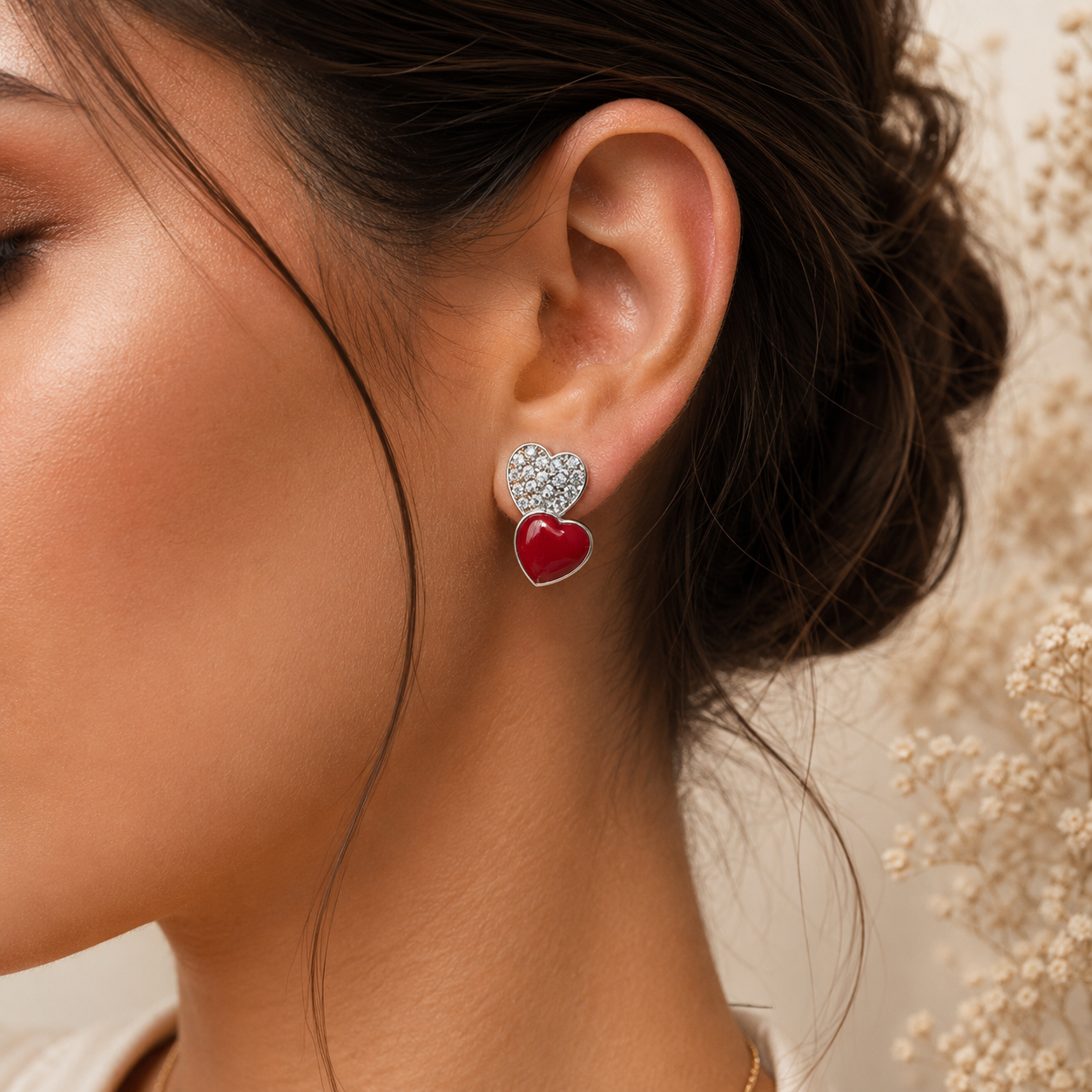 Orecchini My Love in Argento 925 rodiato con cuore di Corallo Rosso Naturale del Mediterraneo e cuore con pavé di zirconi bianchi indossati.