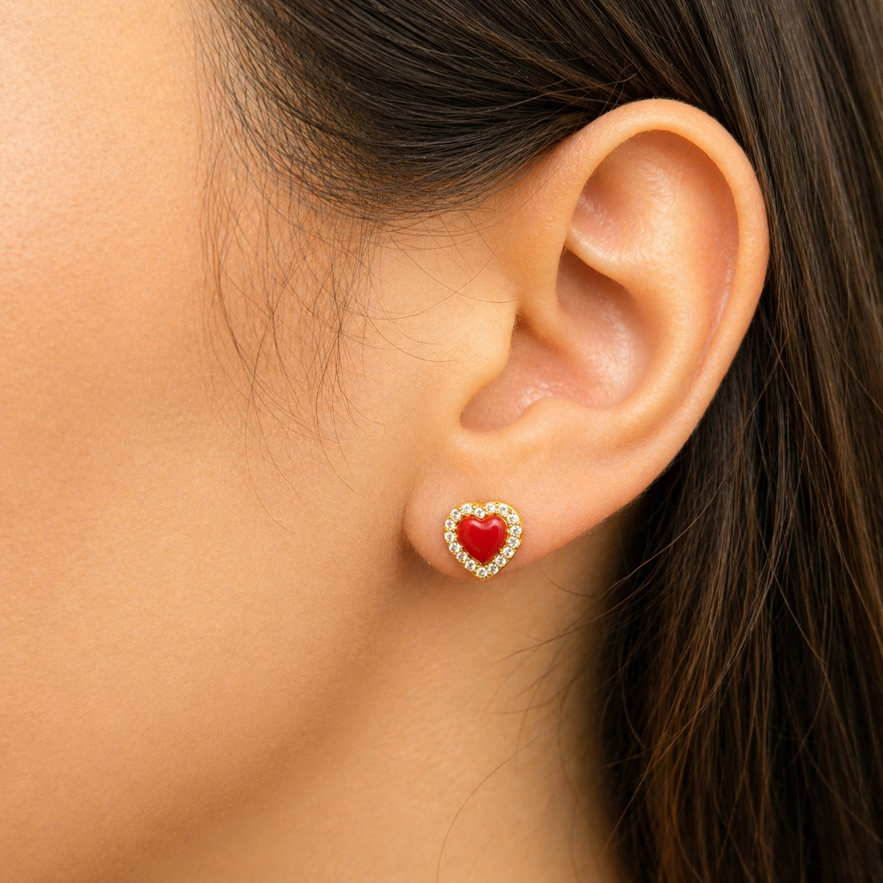 Orecchini Passion rodiati con cuore di Corallo Rosso Naturale e zirconi indossati da donna