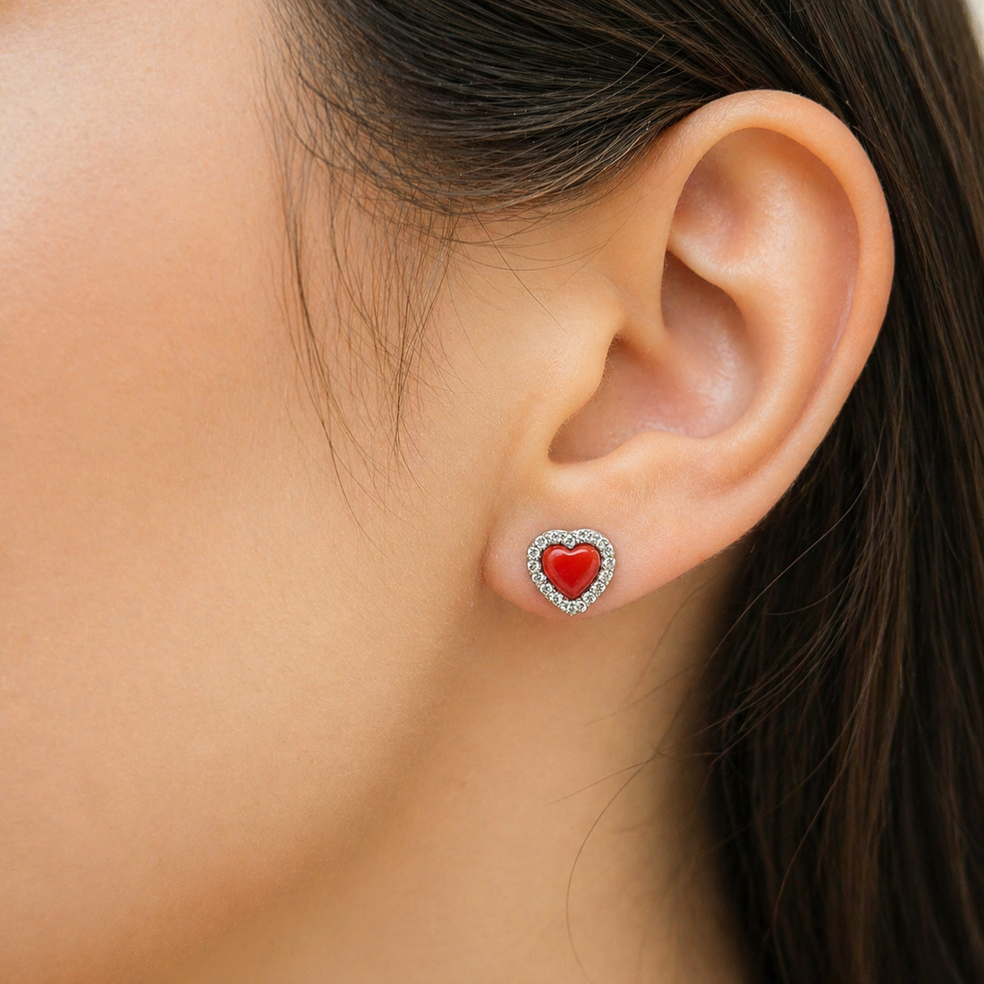 Orecchini Passion rodiati con cuore di Corallo Rosso Naturale e zirconi indossati da donna