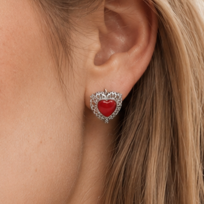 Orecchini Passion in Argento 925 rodiato con cuore di Corallo Rosso Naturale e zirconi bianchi indossati da donna