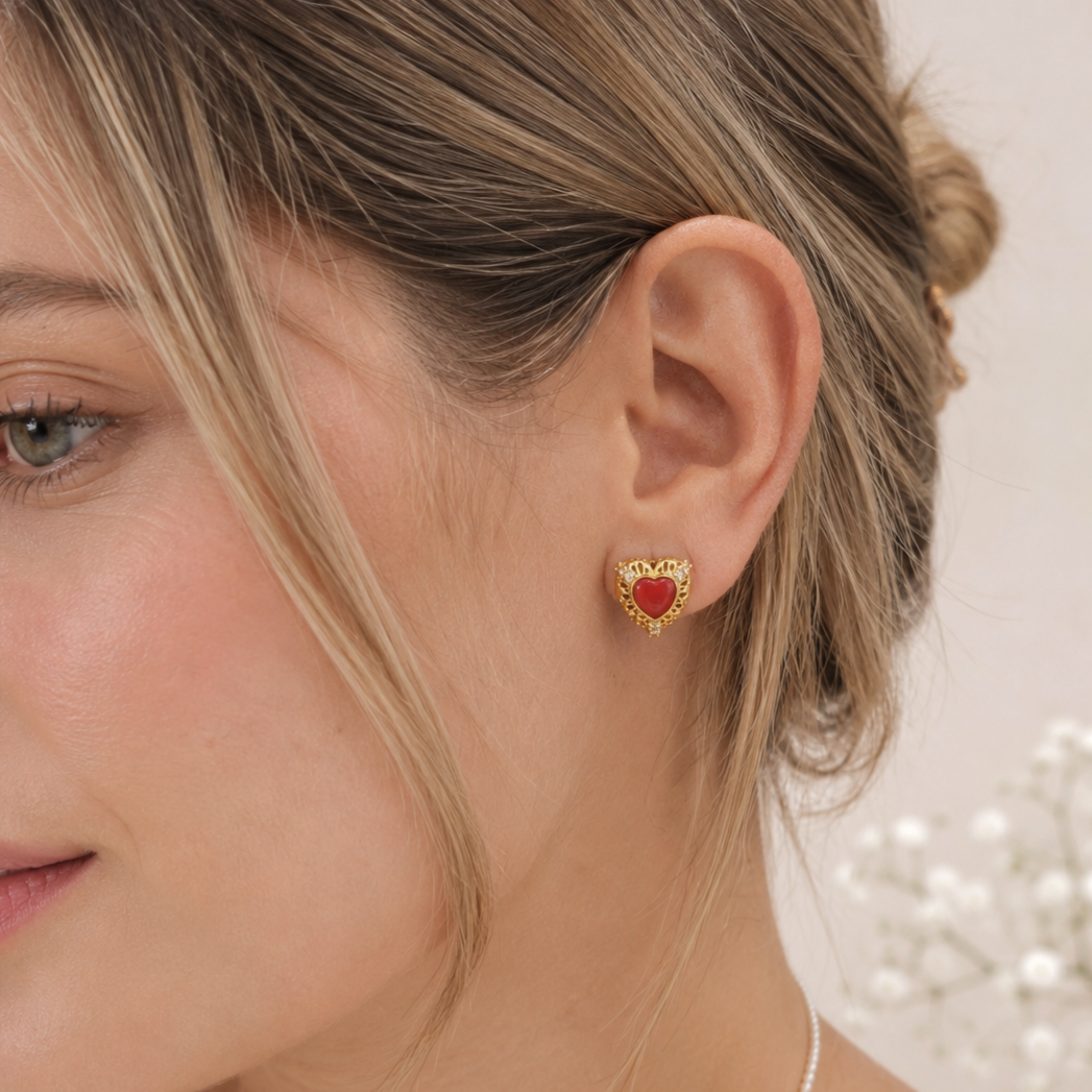 Orecchini Passion in Argento 925 placcato oro con cuore di Corallo Rosso Naturale e zirconi bianchi indossati da donna