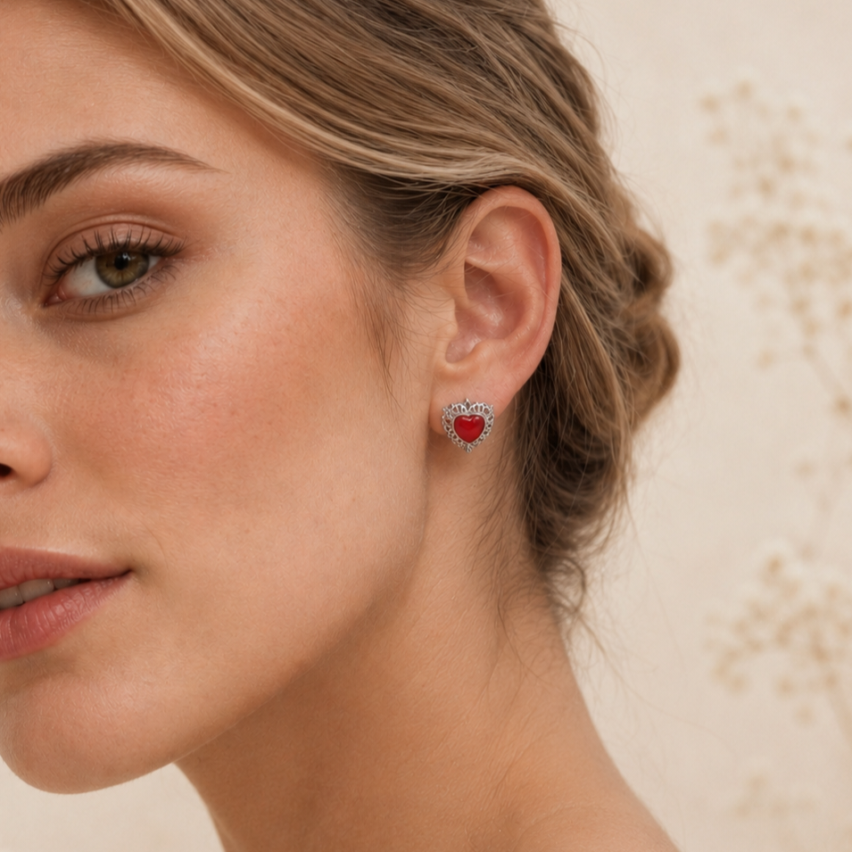 Orecchini Passion in Argento 925 rodiato con cuore di Corallo Rosso Naturale e zirconi bianchi indossati da donna