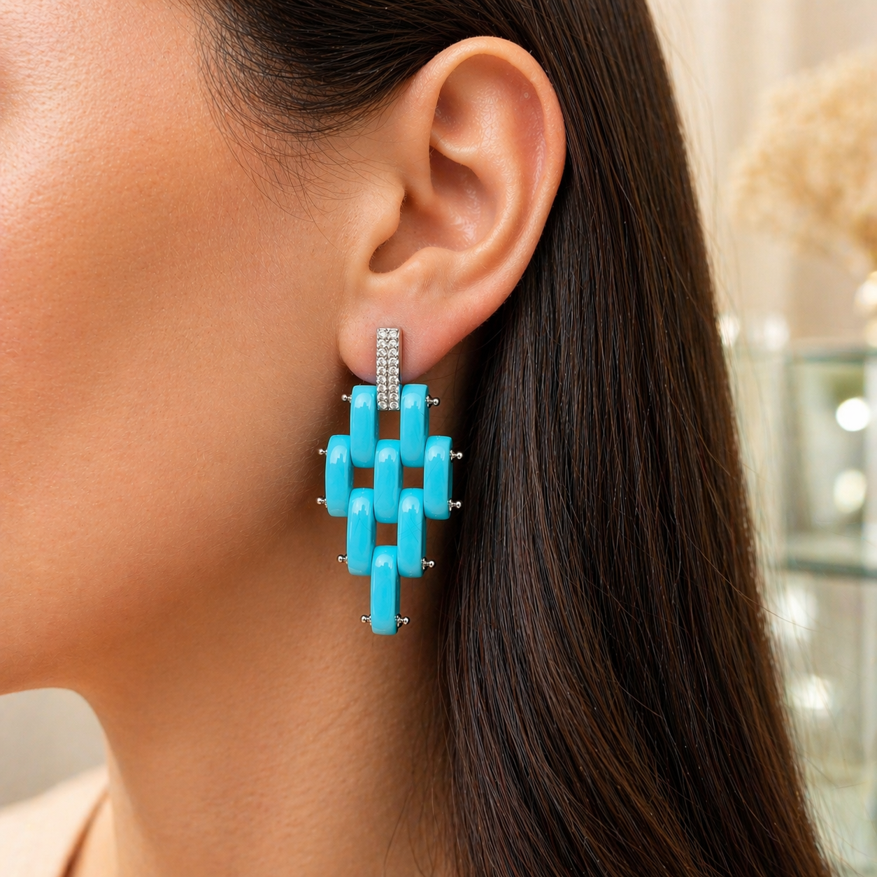 Orecchini pendenti in Argento 925 rodiato con elementi in pasta di turchese e pavé di zirconi indossati, dal design moderno ed elegante.