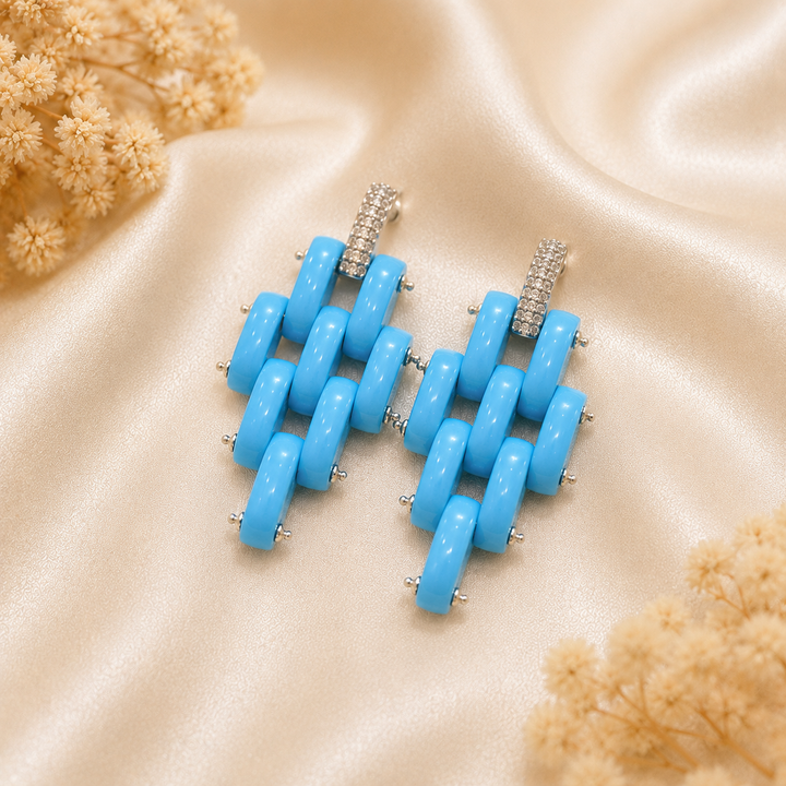 Orecchini pendenti in Argento 925 rodiato con elementi geometrici in pasta di turchese e pavé di zirconi, realizzati artigianalmente in Italia.