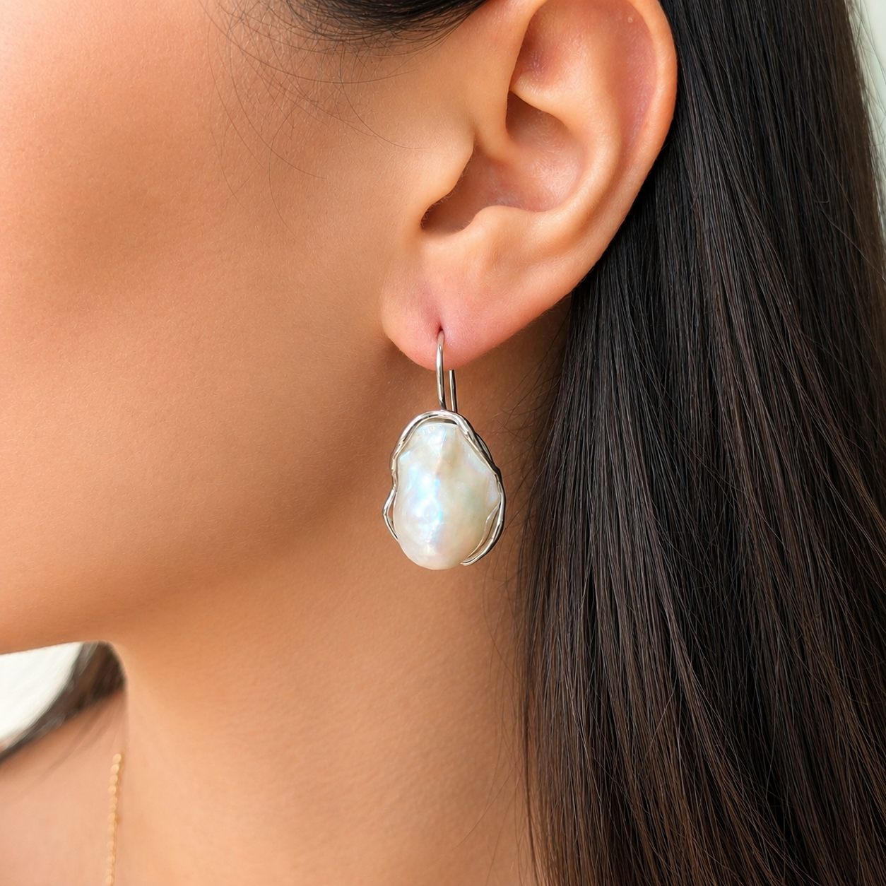Orecchini in Argento 925 rodiato con Perle Barocche Naturali d'Acqua Dolce indossati da donna