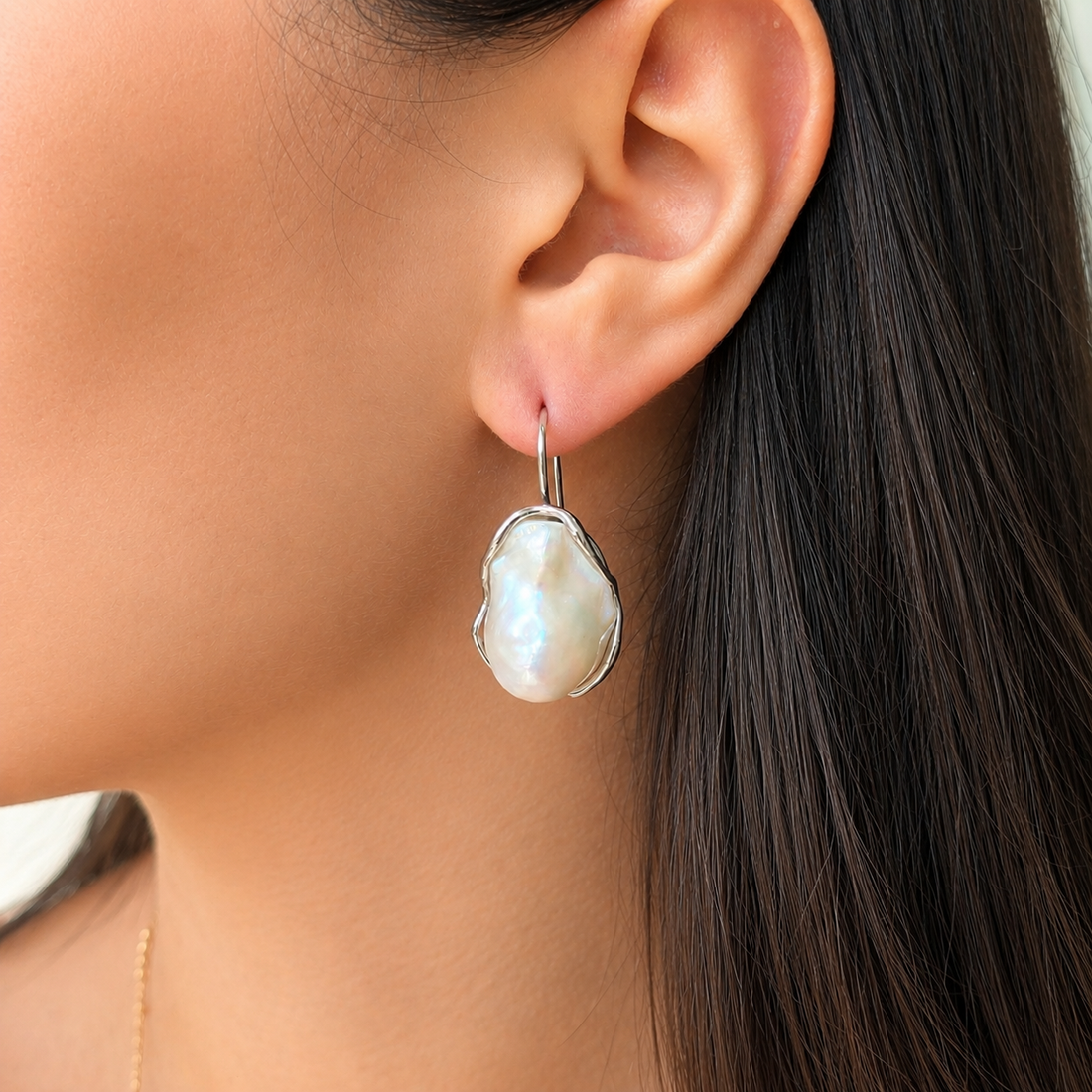 Orecchini in Argento 925 rodiato con Perle Barocche Naturali d'Acqua Dolce indossati da donna