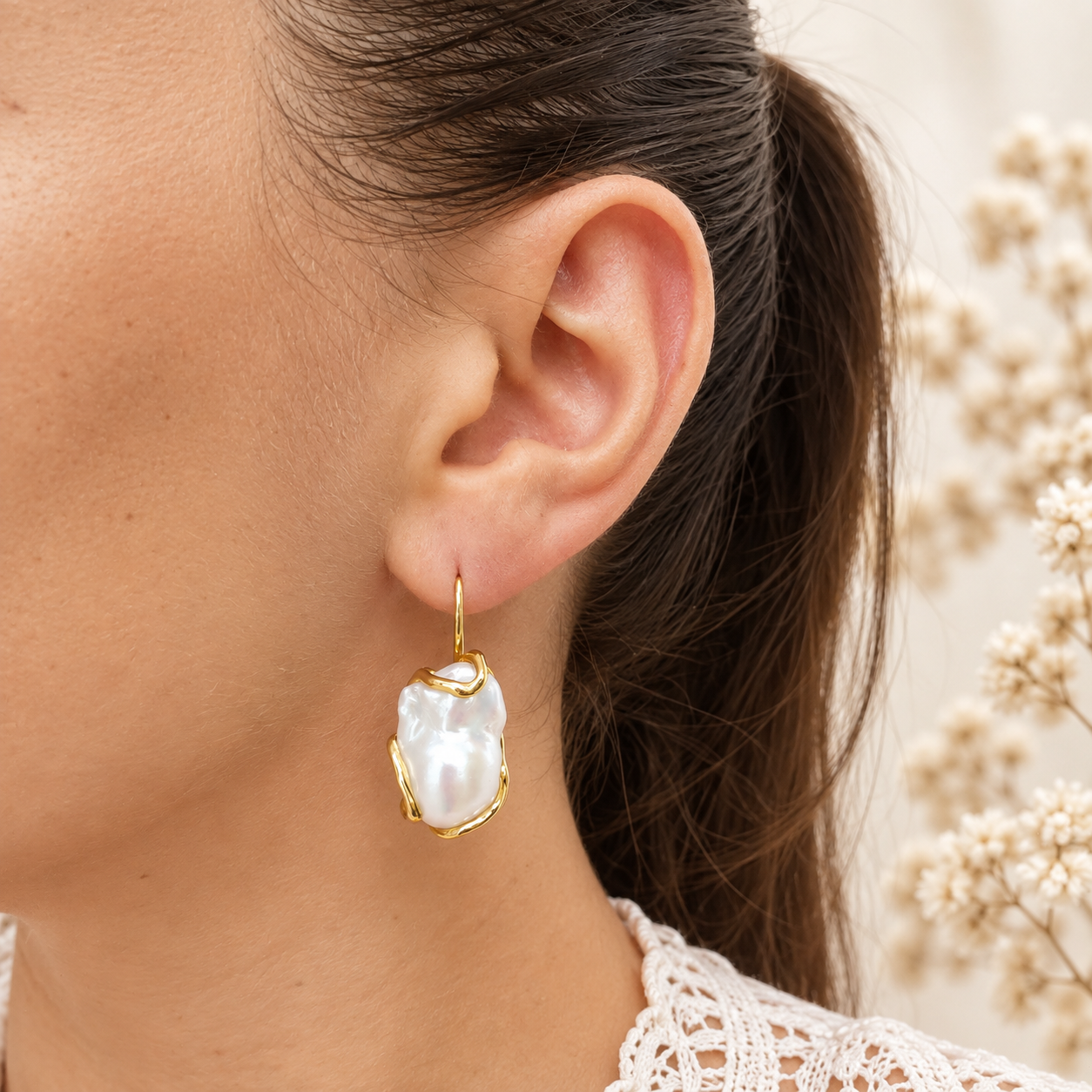 Orecchini con perle barocche naturali e montatura in Argento 925 dorato indossati da donna