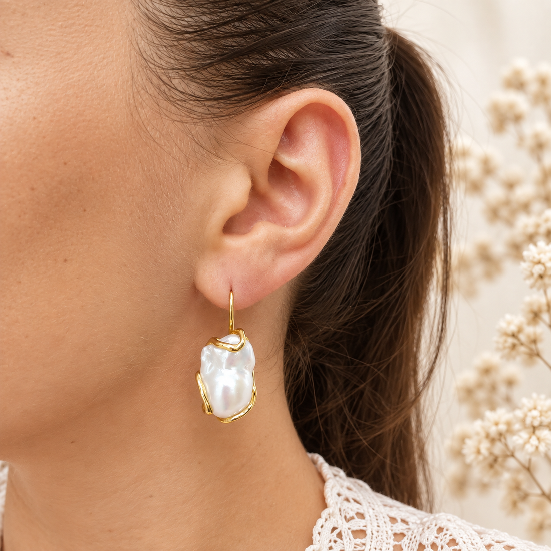 Orecchini con perle barocche naturali e montatura in Argento 925 dorato indossati da donna