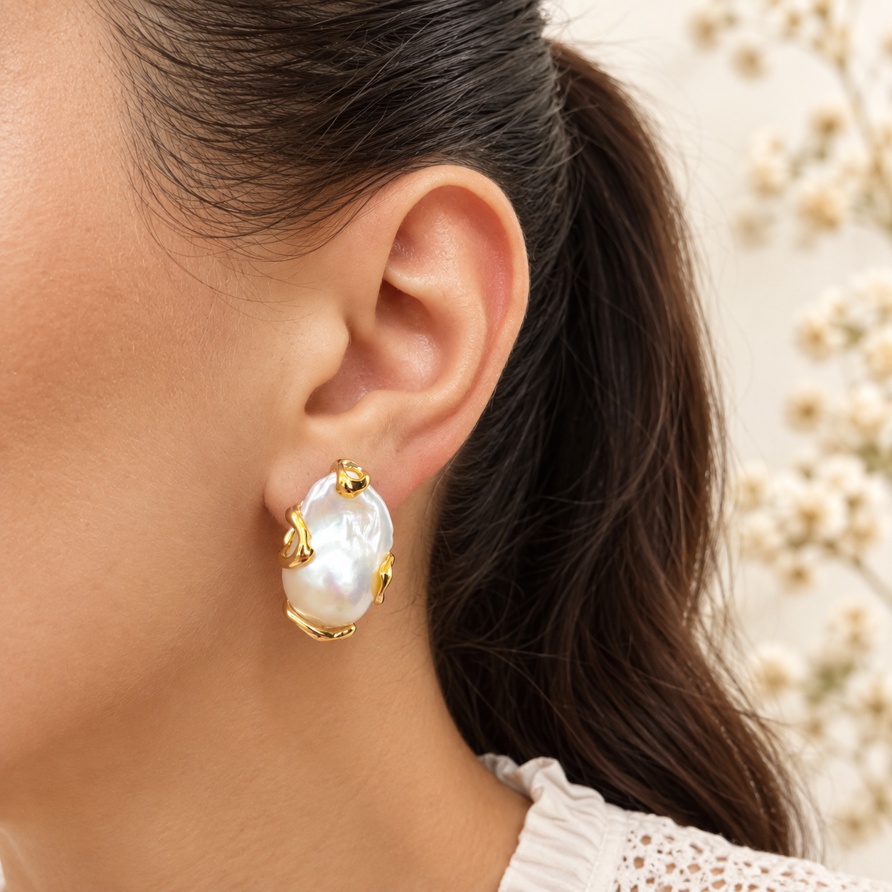 Orecchino con grande perla barocca naturale e montatura in Argento 925 dorato indossato da donna