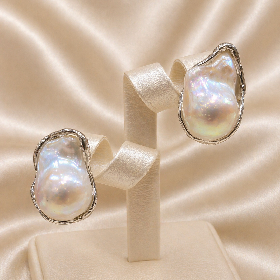 Orecchini in Argento 925 rodiato con Perle Barocche Naturali d'Acqua Dolce e lavorazione artigianale