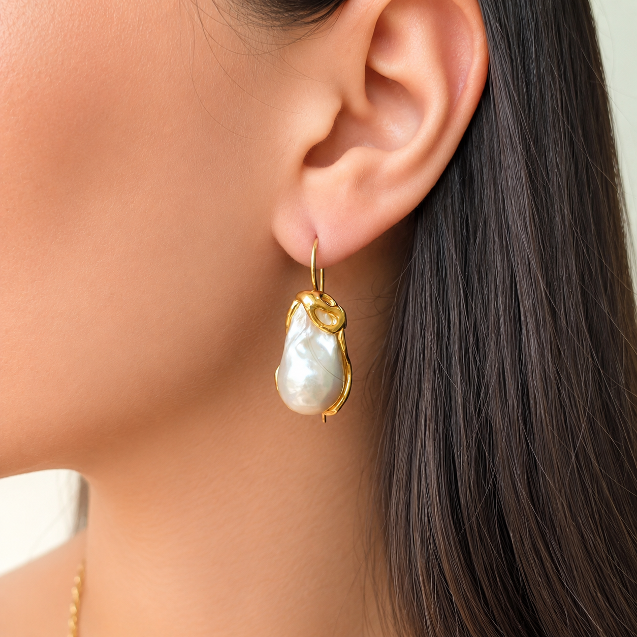 Orecchini in Argento 925 rodiato con Perle Barocche Naturali d'Acqua Dolce indossati da donna