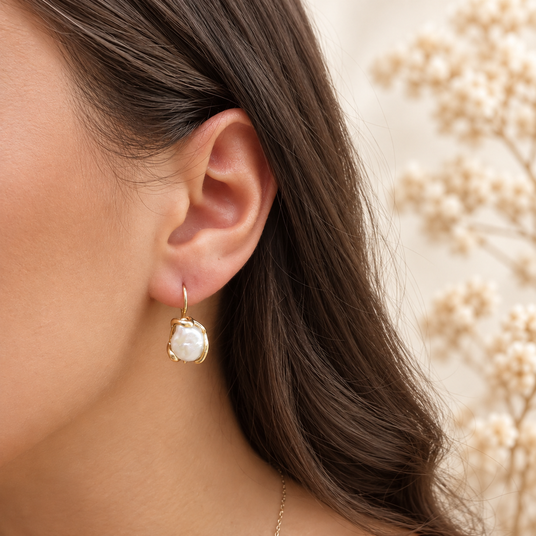Orecchini con perle barocche naturali a monetina in Argento 925 placcato oro indossati, Madonna Jewels