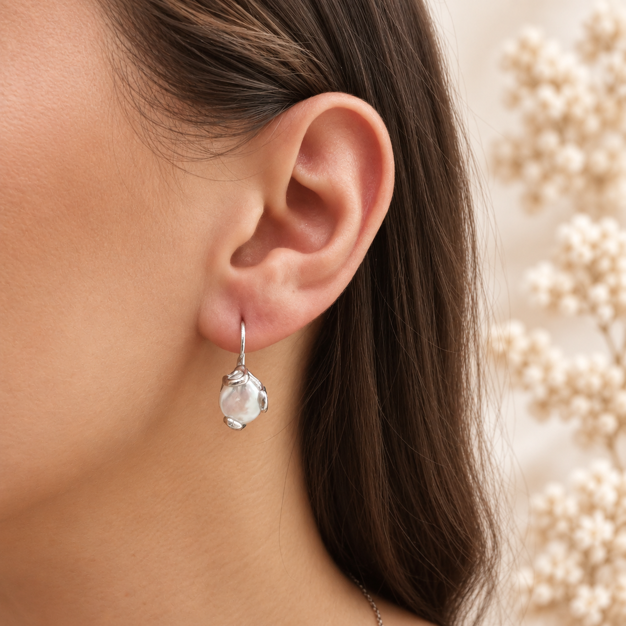 Orecchini con perle barocche naturali a monetina in Argento 925 rodiato indossati, Madonna Jewels