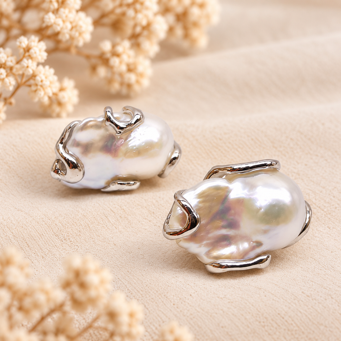 Dettaglio delle grandi perle barocche naturali con montatura organica in Argento 925 rodiato
