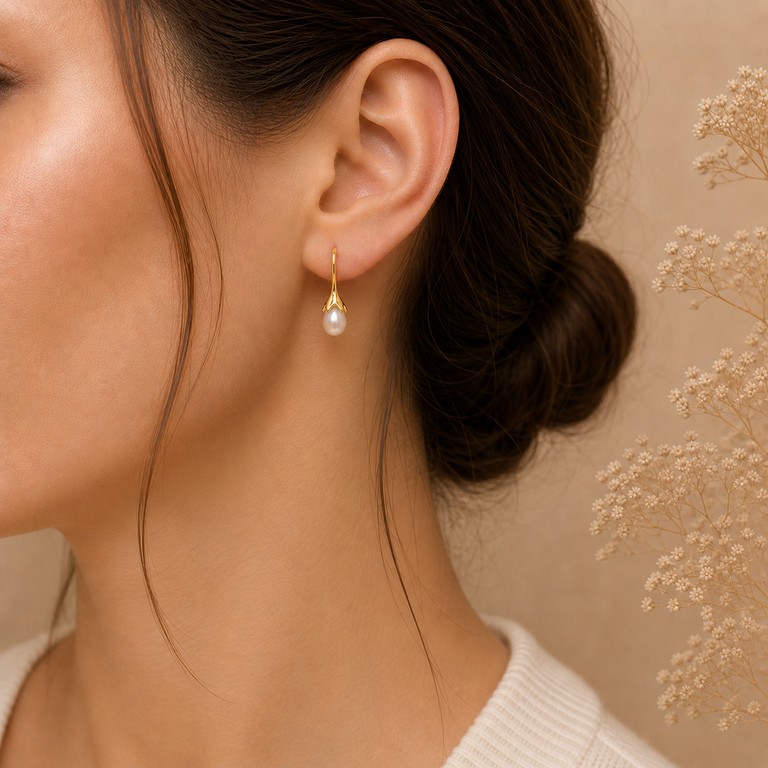 Orecchino con perla naturale a goccia in Argento 925 placcato oro indossato da donna, elegante design pendente
