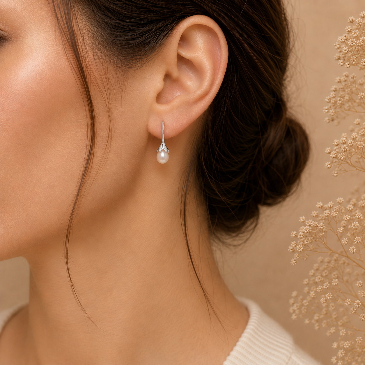 Orecchino con perla naturale a goccia in Argento 925 rodiato indossato da donna, elegante design pendente