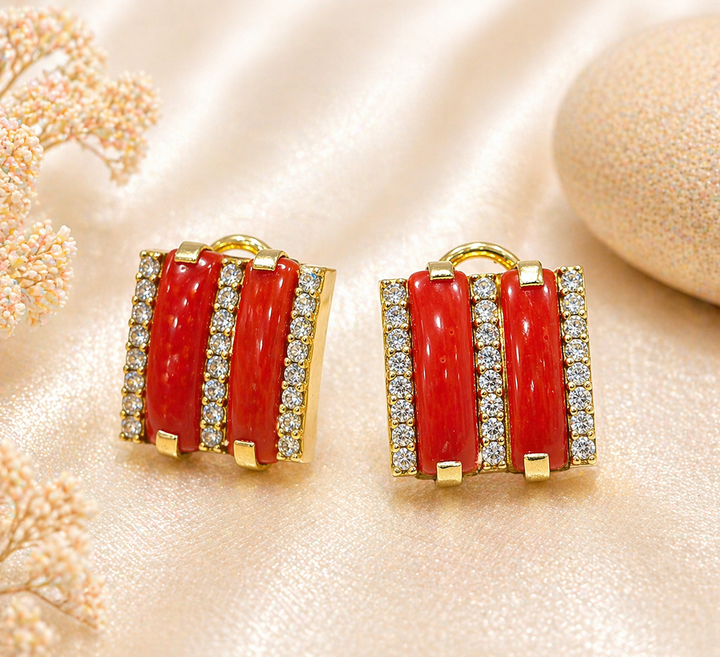 Dettaglio degli Orecchini Prestige in Argento 925 placcato oro con doppia fascia di corallo rosso naturale e file di zirconi.
